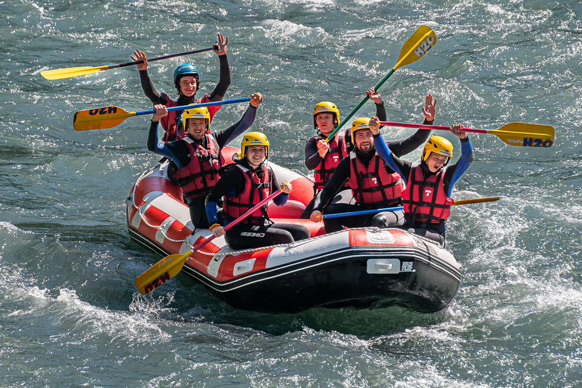 Balsa de rafting descendiendo un río de montaña en Boquete