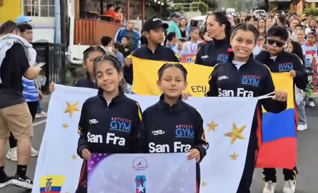 Delegación internacional con su bandera en el desfile