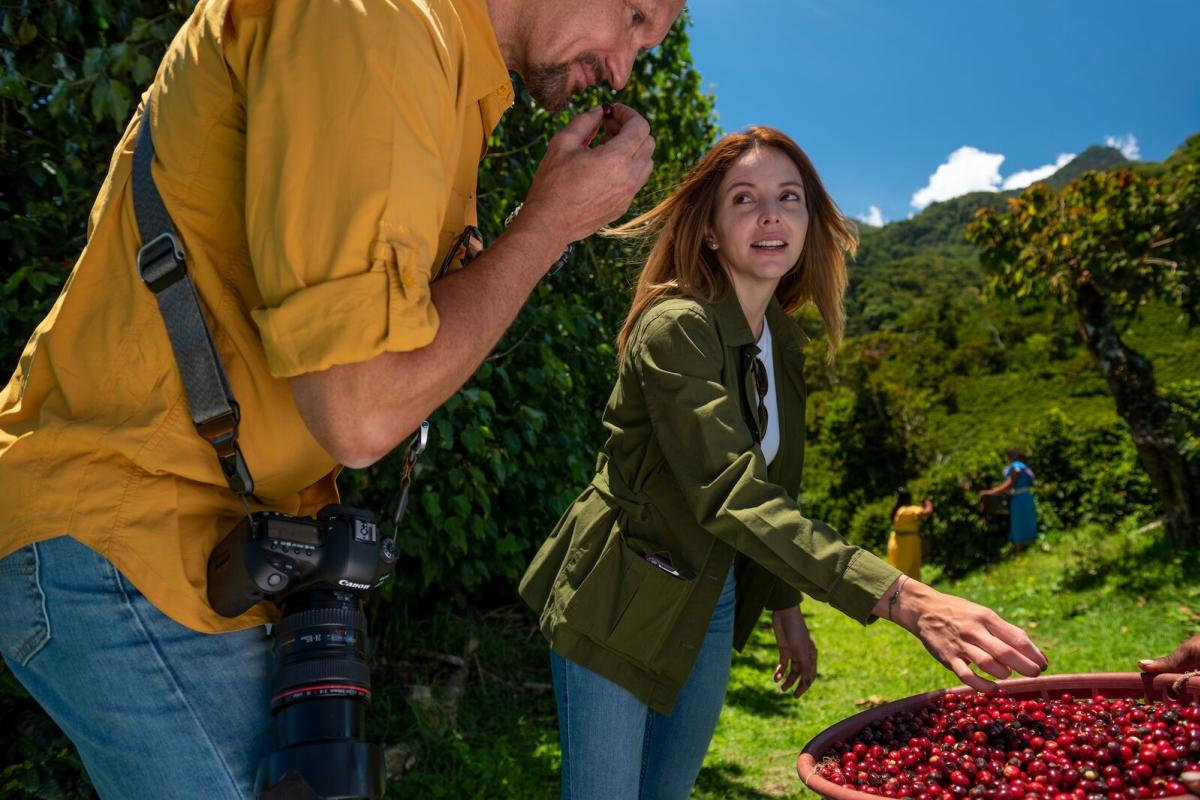 Visitantes recorriendo una finca de café de altura en Boquete