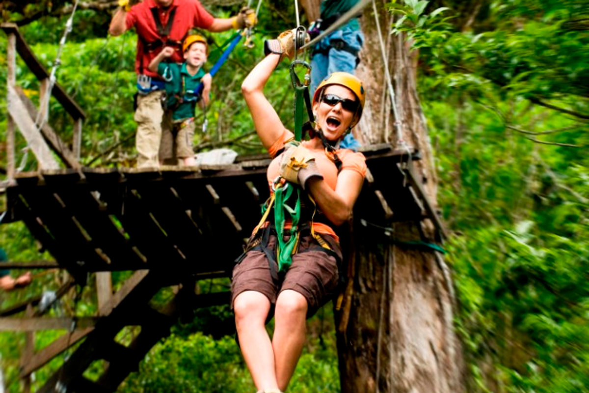 Persona deslizándose en canopy sobre el bosque de Chiriquí