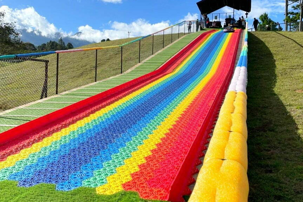 Familia disfrutando de un ecoparque con juegos y naturaleza en Boquete