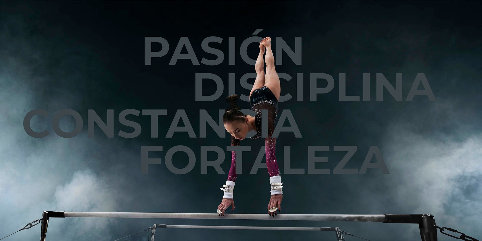 Gimnasta ejecutando un elemento en barras asimétricas
