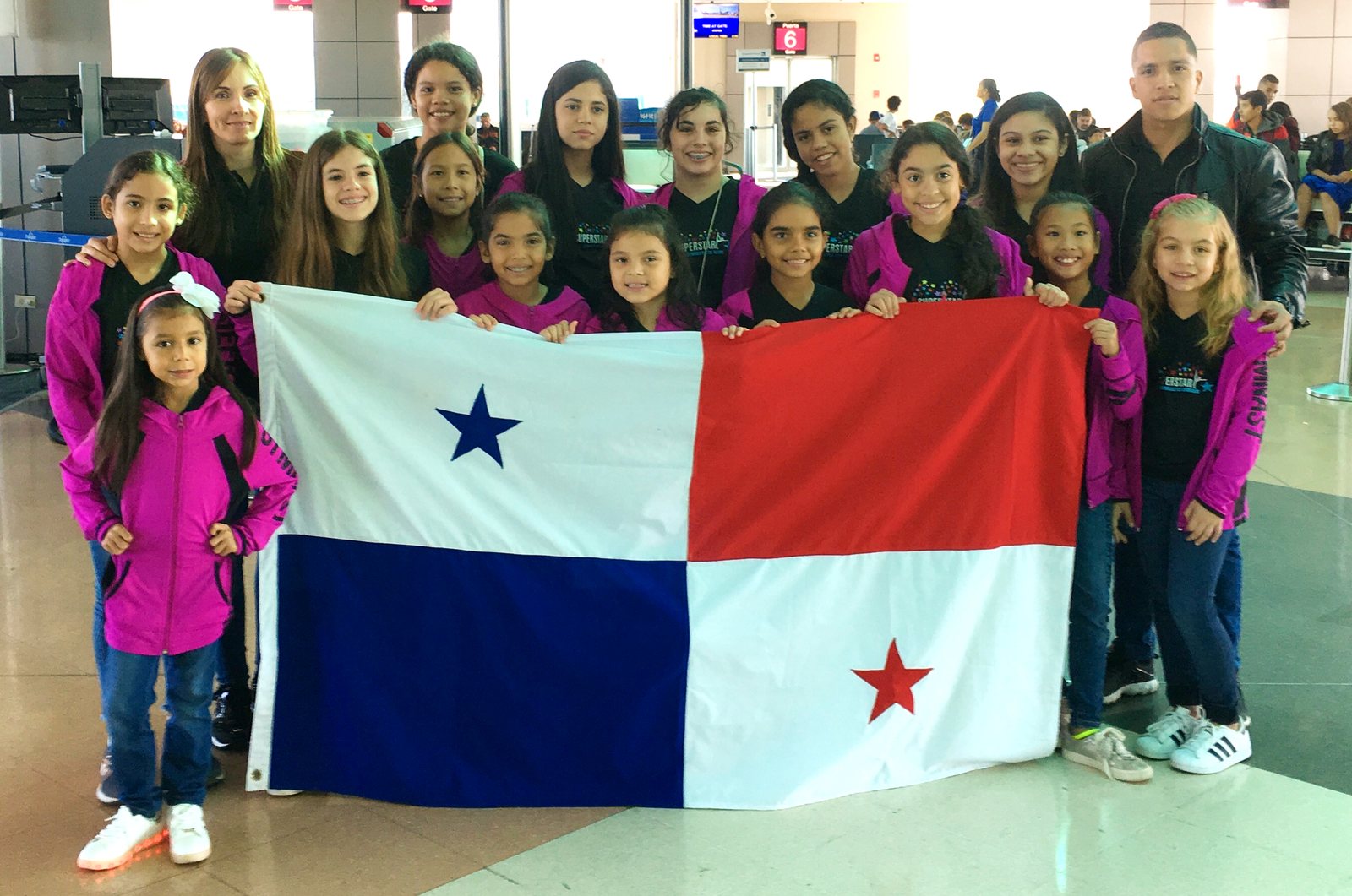 Atletas de Superstar Gymnastics durante un entrenamiento