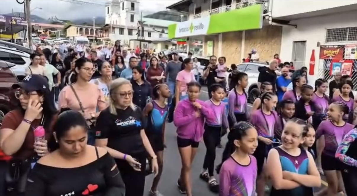Delegaciones desfilando por el centro de Boquete