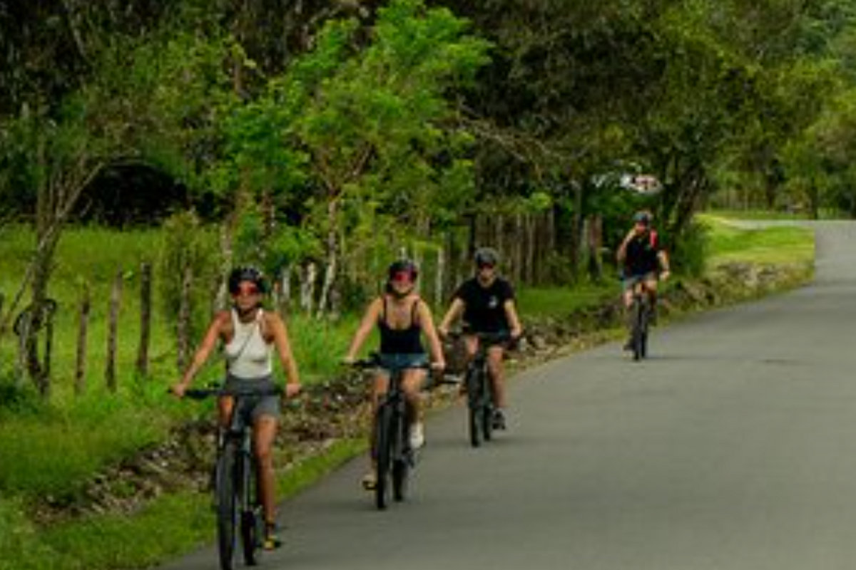 Bicicletas eléctricas en una ruta de montaña en Boquete