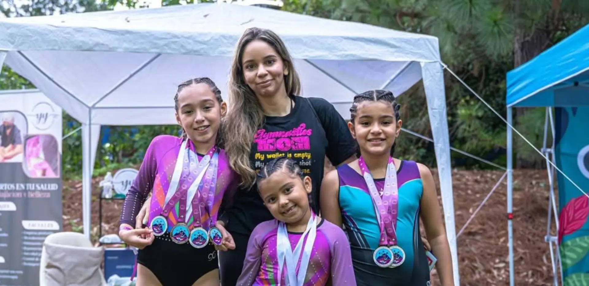 Atletas con sus medallas junto a su familia