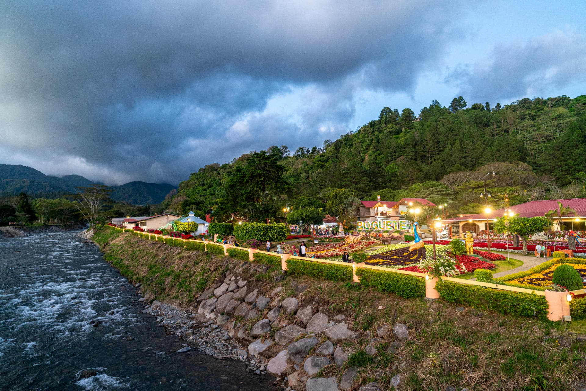 Boquete al atardecer junto al río Caldera durante la Feria de las Flores y el Café