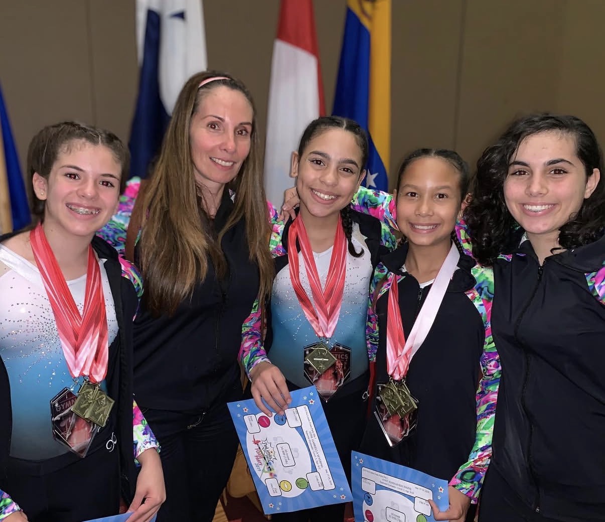 Atletas medallistas con su entrenadora